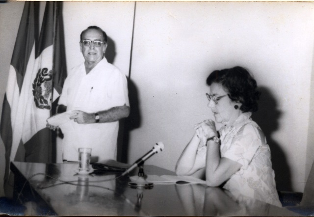 Foto de Adelaida de Juan imparte conferencia en la BNJM, septiembre de 1982. Colección de fotografías BNJM.